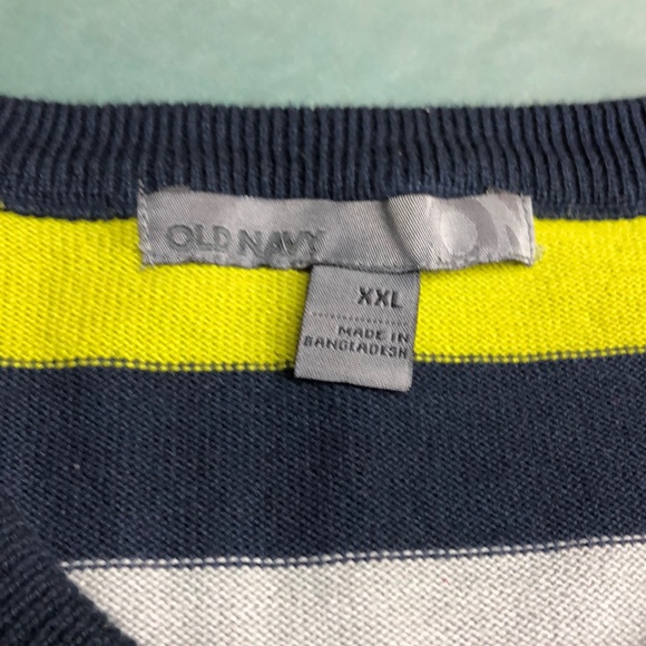 Men’s Old Navy Sweater - Picture 2 of 3